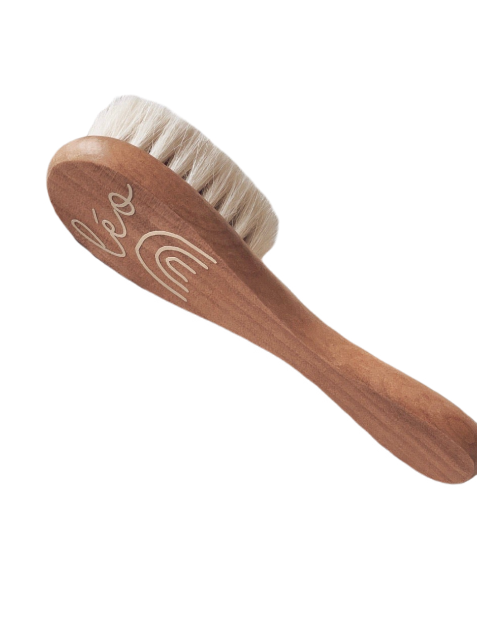 Brosse bébé en bois personnalisée : une jolie brosse à cheveux